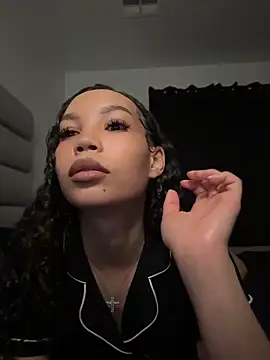 nikkiloveee online show from April 20, 2026, 5:10 am