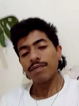 SkinniYamo online show from April 20, 2026, 4:26 am