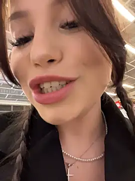 Kissy Moon online show from November 9, 2025, 3:05 pm