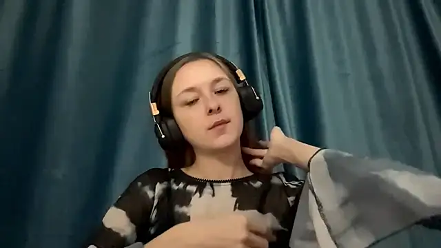 HOTBellakle online show from November 23, 2025, 3:11 pm