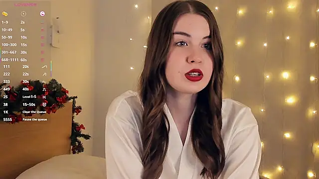 Snapshot of LoreeScialdone chatting on December 18, 2025, 10:02 pm LoreeScialdone online show from December 18, 2025, 10:02 pm