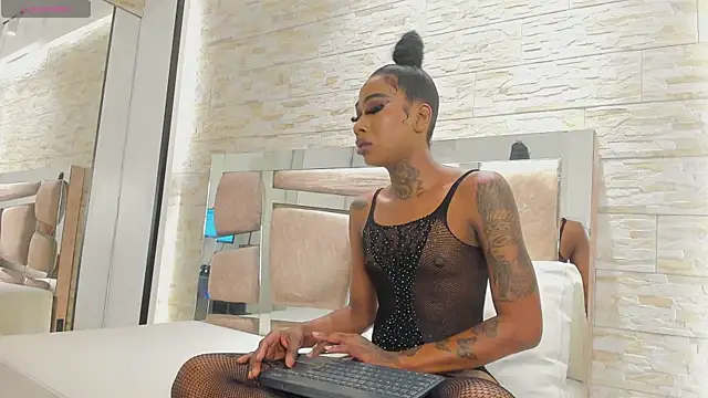 Snapshot of sheinny_brown chatting on November 6, 2025, 11:31 pm sheinny brown online show from November 6, 2025, 11:31 pm