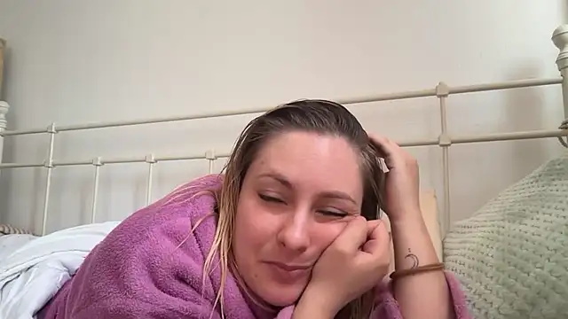 Snapshot of EngelHelene chatting on June 3, 2026, 7:42 am EngelHelene online show from June 3, 2026, 7:42 am