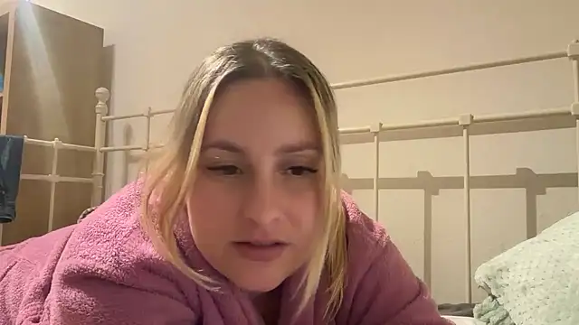 Snapshot of EngelHelene chatting on June 3, 2026, 7:07 pm EngelHelene online show from June 3, 2026, 7:07 pm