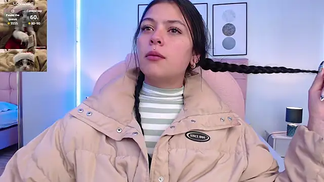 KikiVelvet online show from November 28, 2025, 5:02 pm