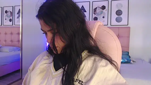 KikiVelvet online show from January 7, 2026, 8:03 pm