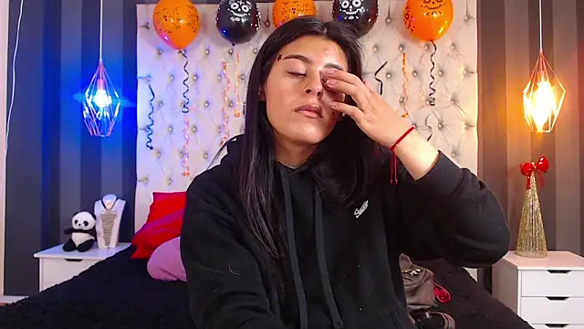 Snapshot of Camile_Petite chatting on October 29, 2025, 7:24 pm Camile Petite online show from October 29, 2025, 7:24 pm