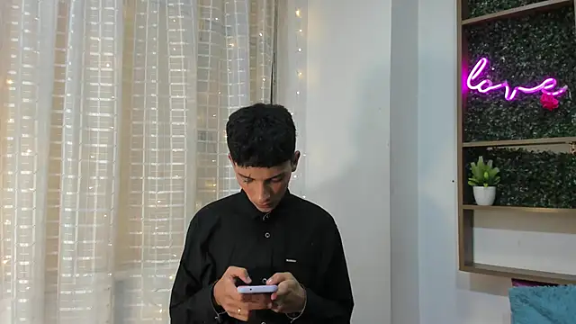 Snapshot of Max_Steell chatting on October 31, 2025, 3:03 am Max Steell online show from October 31, 2025, 3:03 am