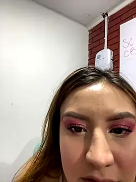 Snapshot of Adrimaretti chatting on November 7, 2025, 1:10 am Adrimaretti online show from November 7, 2025, 1:10 am