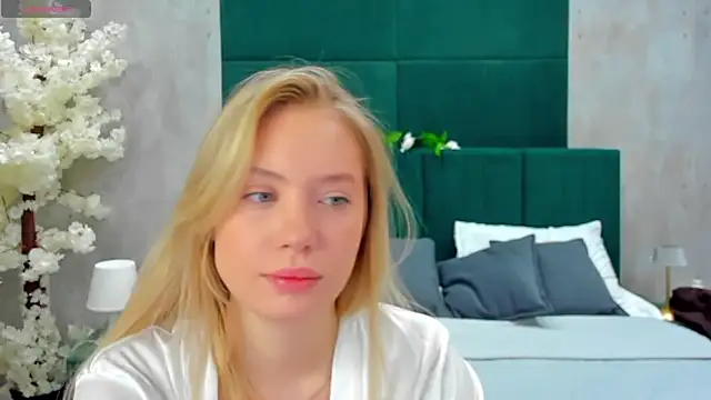 Melanie Ryer online show from November 18, 2025, 1:10 am