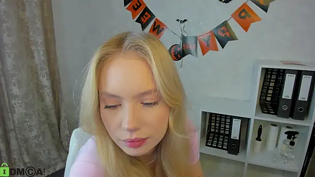 Melanie Ryer online show from October 29, 2025, 1:26 am