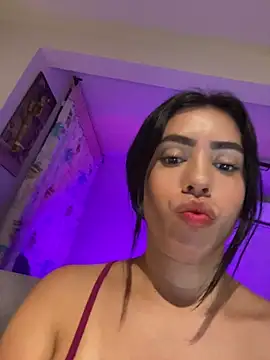 Snapshot of Sara-215 chatting on May 28, 2026, 4:09 am Sara-215 online show from May 28, 2026, 4:09 am