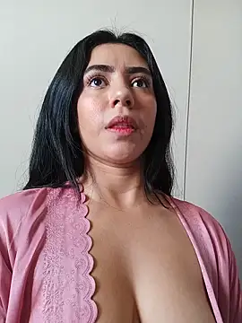Snapshot of Sara-215 chatting on May 20, 2026, 12:46 pm Sara-215 online show from May 20, 2026, 12:46 pm