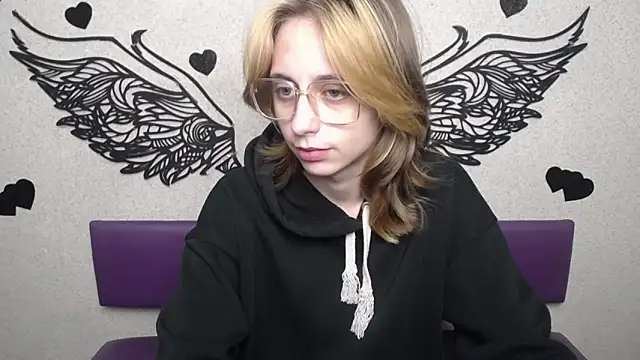 TracyLll online show from November 16, 2025, 12:10 pm