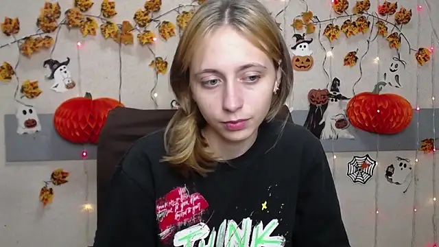 TracyLll online show from November 10, 2025, 11:48 am