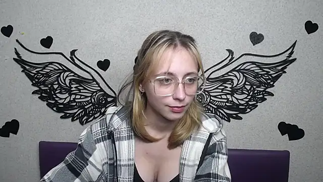 TracyLll online show from November 18, 2025, 2:42 pm