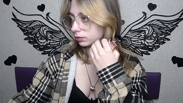 TracyLll online show from February 12, 2026, 9:31 am