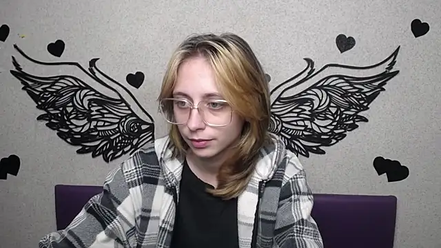 TracyLll online show from November 20, 2025, 1:12 pm