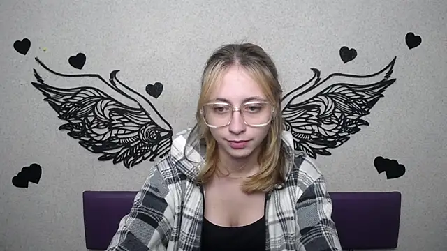 TracyLll online show from November 23, 2025, 12:04 pm