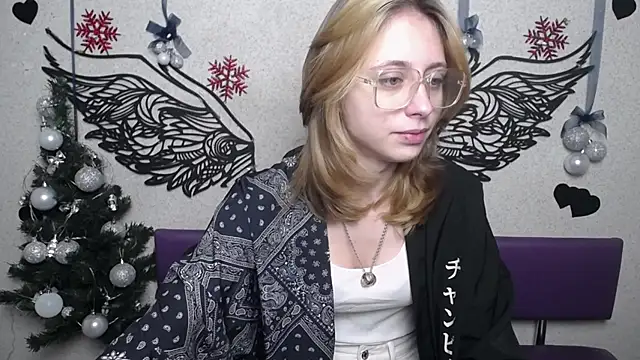 TracyLll online show from December 19, 2025, 6:16 am