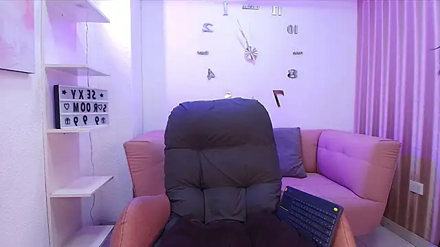 KamyGlam online show from December 13, 2025, 8:04 pm