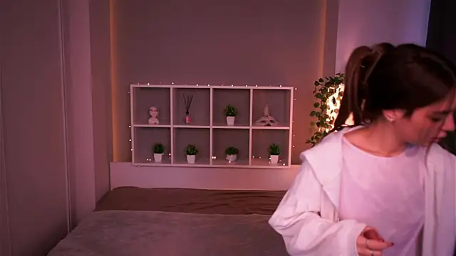 LauraHansil online show from November 8, 2025, 7:01 am