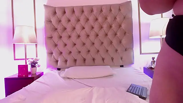 Snapshot of ViolettConnor-x chatting on December 2, 2025, 7:59 pm ViolettConnor-x online show from December 2, 2025, 7:59 pm