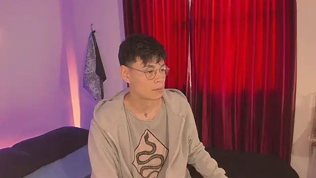 Snapshot of estmonnn chatting on November 15, 2025, 9:19 pm estmonnn online show from November 15, 2025, 9:19 pm