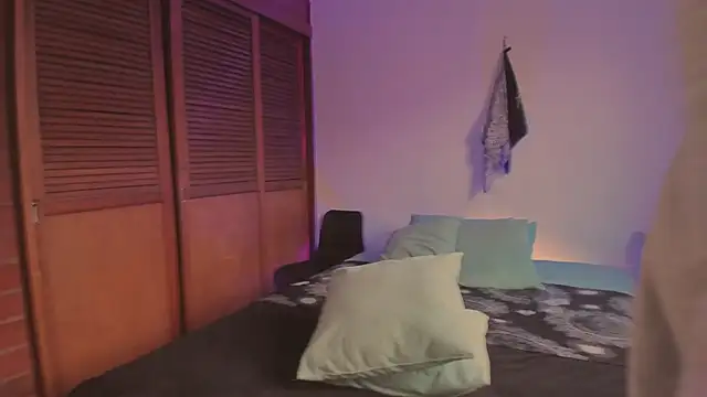 Snapshot of estmonnn chatting on December 15, 2025, 10:04 pm estmonnn online show from December 15, 2025, 10:04 pm