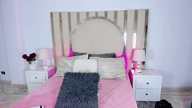 NadiaFox  online show from November 12, 2025, 8:01 pm