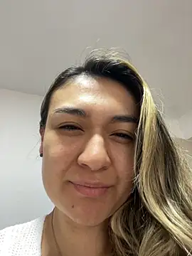 Im-Lola online show from November 5, 2025, 11:24 am