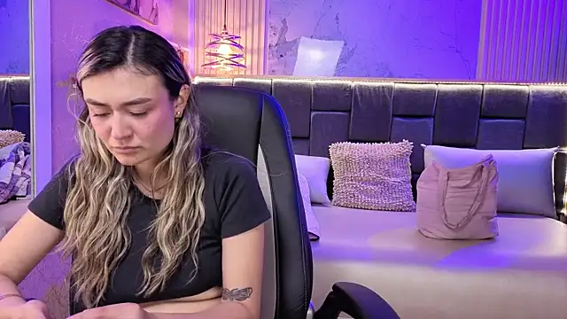 Im-Lola online show from November 26, 2025, 7:58 pm