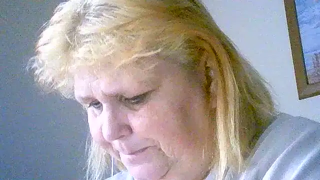 Snapshot of Sylviastar46 chatting on November 16, 2025, 9:25 am Sylviastar46 online show from November 16, 2025, 9:25 am