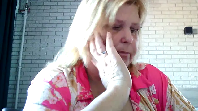 Sylviastar46 online show from April 19, 2026, 8:04 am