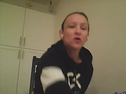 Karebearz1 online show from April 6, 2026, 12:39 pm