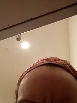 Karebearz1 online show from November 28, 2025, 8:20 pm