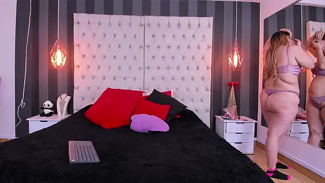 BrendaMarxhal online show from November 8, 2025, 3:32 am