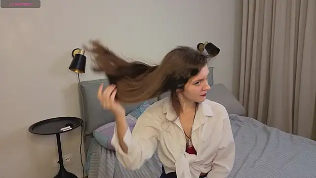 LauraYoungg online show from November 30, 2025, 10:21 pm