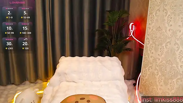 limkiss online show from November 3, 2025, 7:17 pm