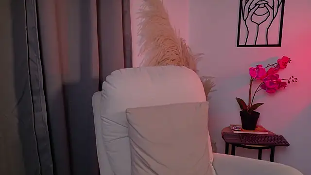 SeleneNova online show from April 21, 2026, 6:47 pm