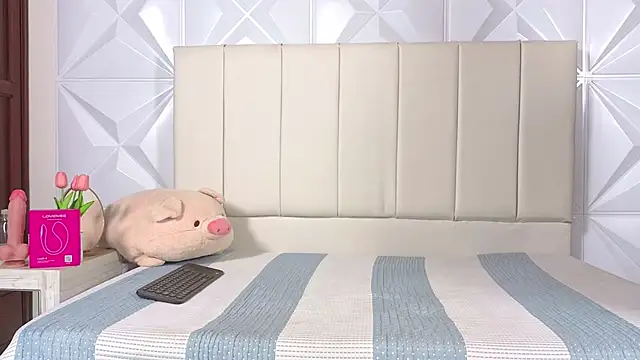 Luna  grace online show from November 8, 2025, 9:40 pm