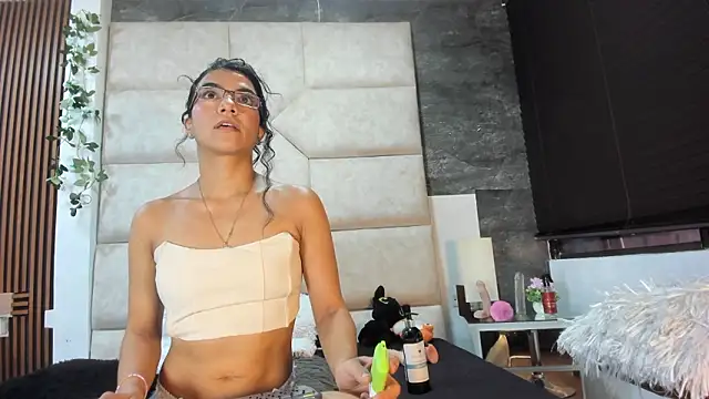 Liia Leens online show from February 26, 2026, 5:57 pm