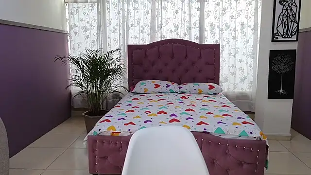 alaia skater online show from December 22, 2025, 7:25 pm