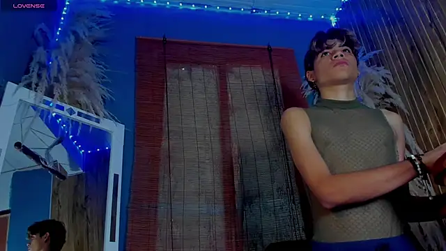 Leo Glow online show from December 2, 2025, 1:24 pm