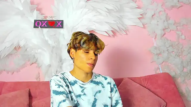 Leo Glow online show from November 29, 2025, 1:00 pm