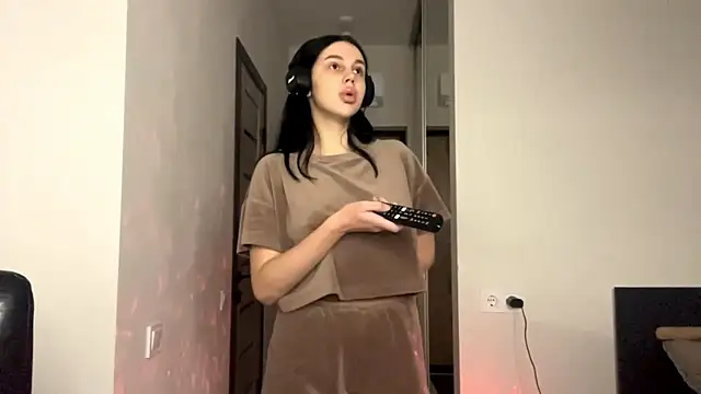 Snapshot of EliseBonser chatting on November 3, 2025, 6:55 pm EliseBonser online show from November 3, 2025, 6:55 pm