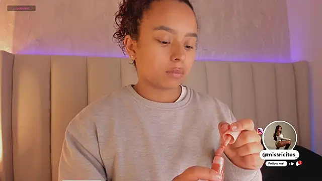 LaraCurls online show from December 3, 2025, 11:53 am