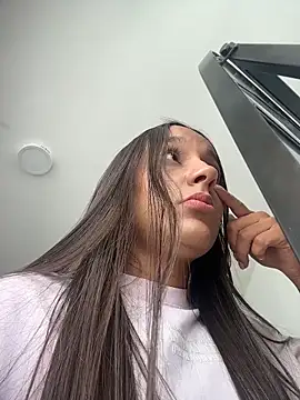 Brunettecollins05 online show from June 4, 2026, 8:57 pm