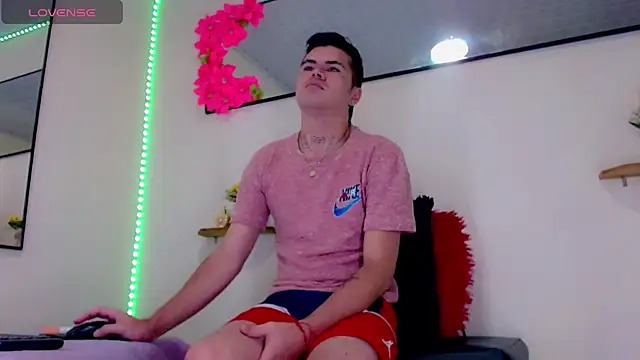 Snapshot of Sebastian_Loaiza chatting on December 15, 2025, 1:06 pm Sebastian Loaiza online show from December 15, 2025, 1:06 pm