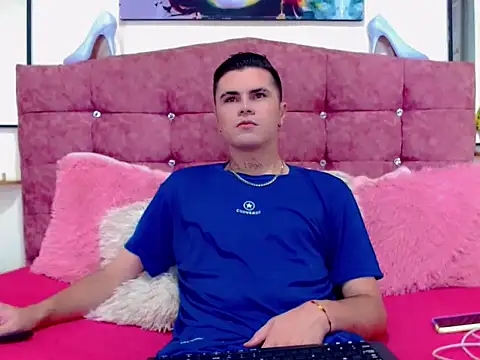 Snapshot of Sebastian_Loaiza chatting on November 22, 2025, 9:24 pm Sebastian Loaiza online show from November 22, 2025, 9:24 pm